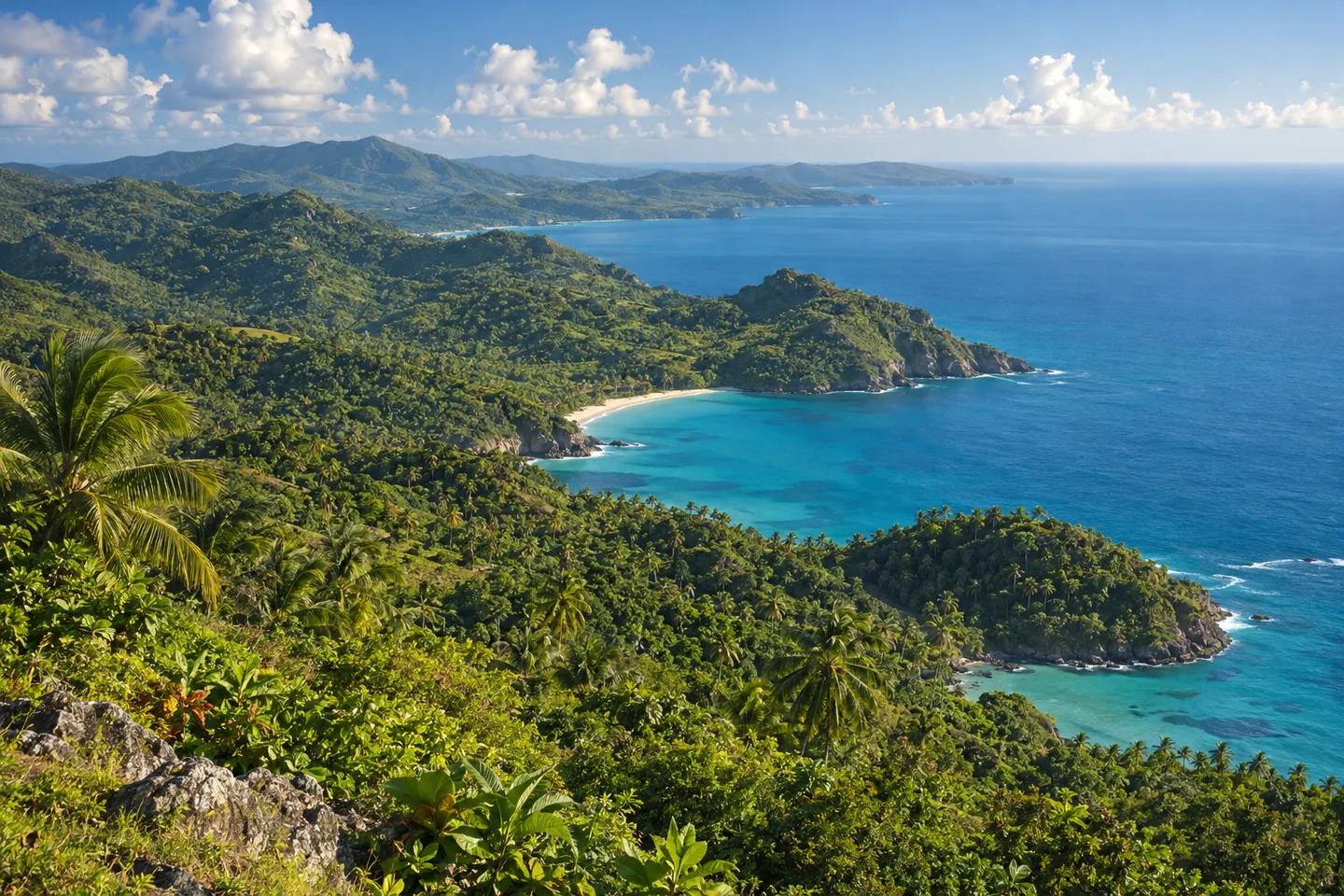Vista panorámica de colinas verdes de la península y su costa; paisaje regional ilustrativo